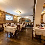 Отель Hotel Courmayeur 3*